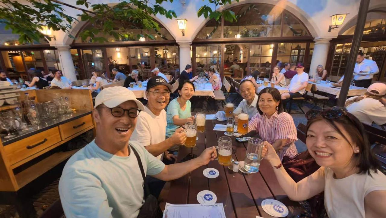 Friends enjoying beer together at Hofbräuhaus in Munich.