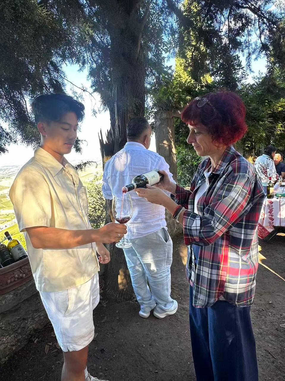 Steven 参加 Brunello 品酒，酒庄工作人员正在倒酒。