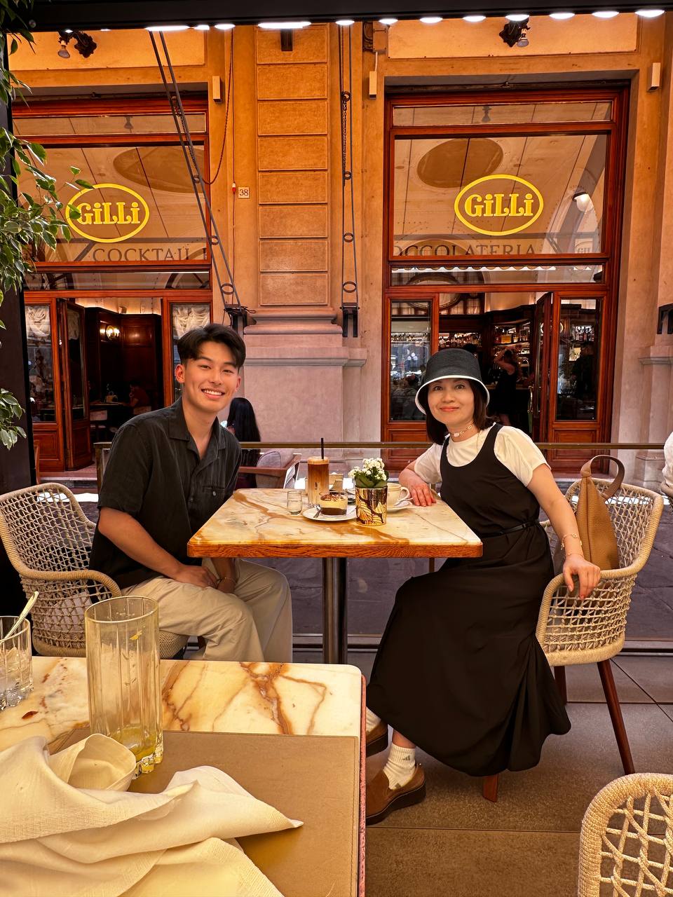 Duomo 建筑立面上的雕塑与大理石装饰。