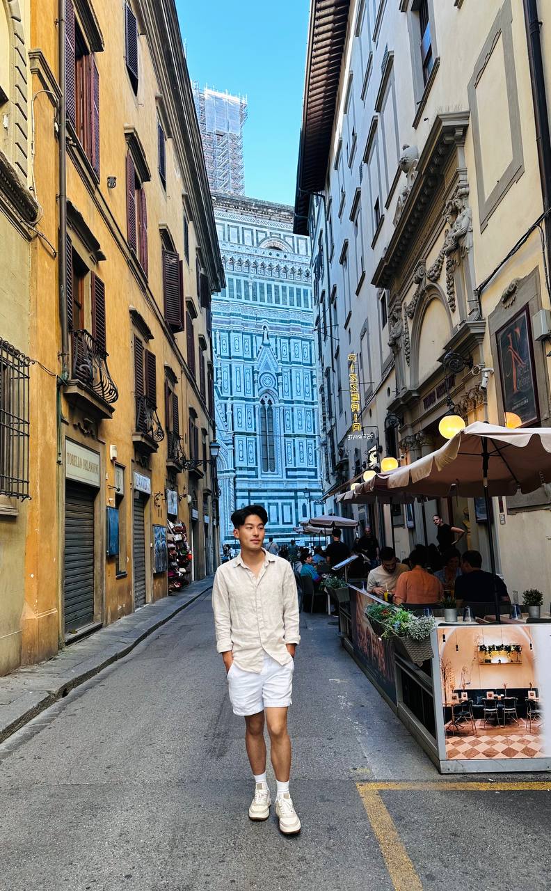 Duomo 附近街巷里的 Steven。