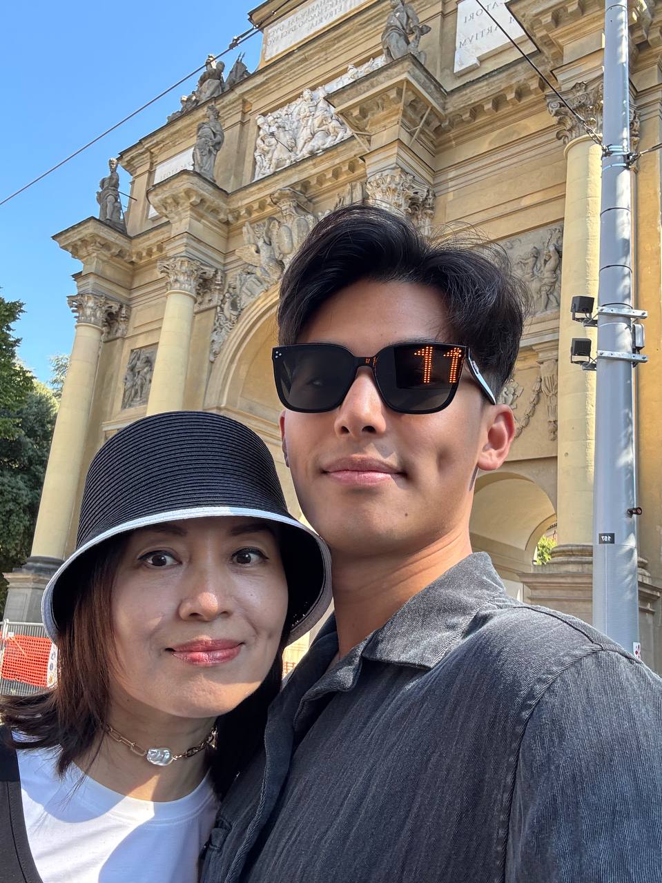 Florence 城市漫步中的家庭合影。
