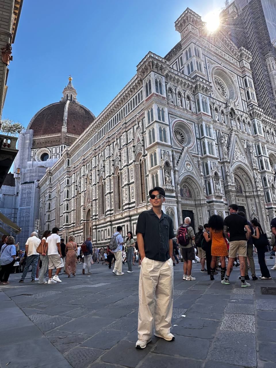 母子在 Florence 的城市合影。