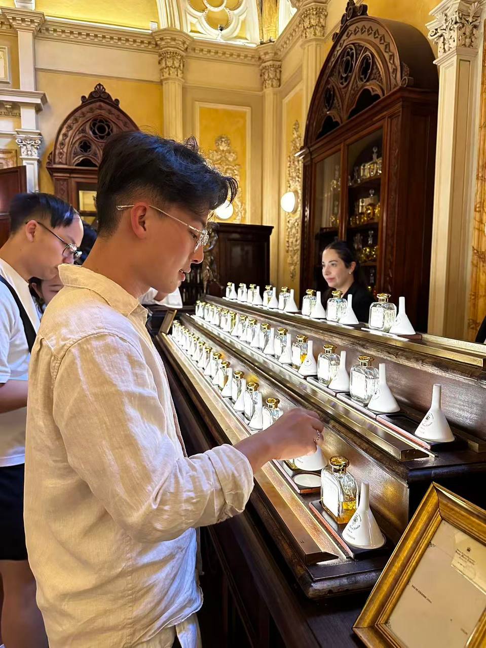 Florence 老店里细看香水。
