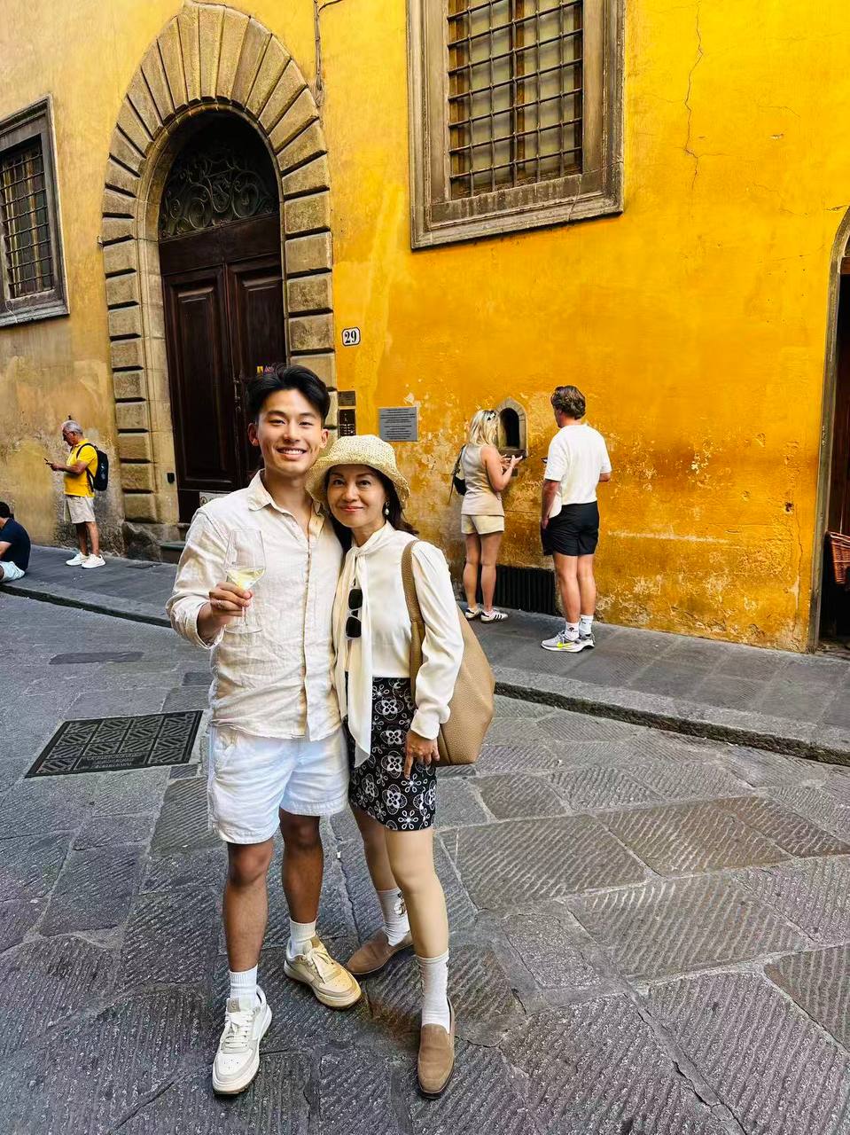 Florence 黄色墙前的母子合影。