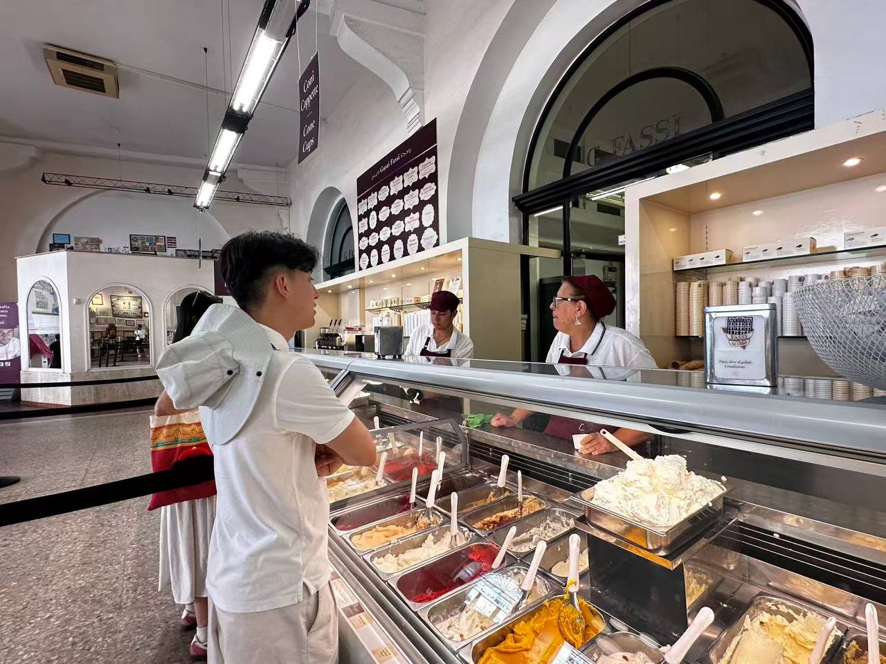 Steven 用意大利语在 G.FASSI 1880 点 Gelato。