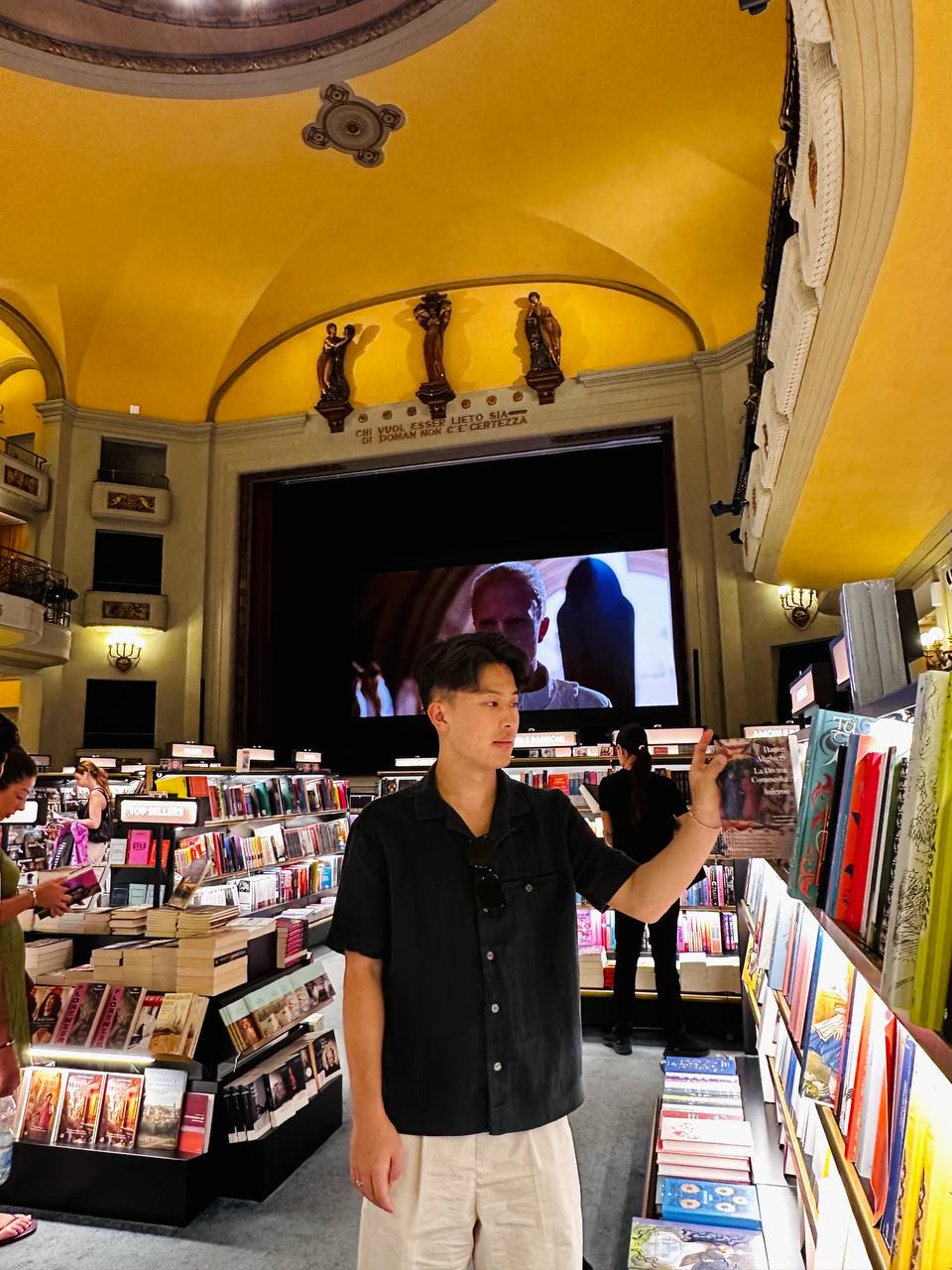 Steven 在 Giunti Odeon 书店里翻看书籍。