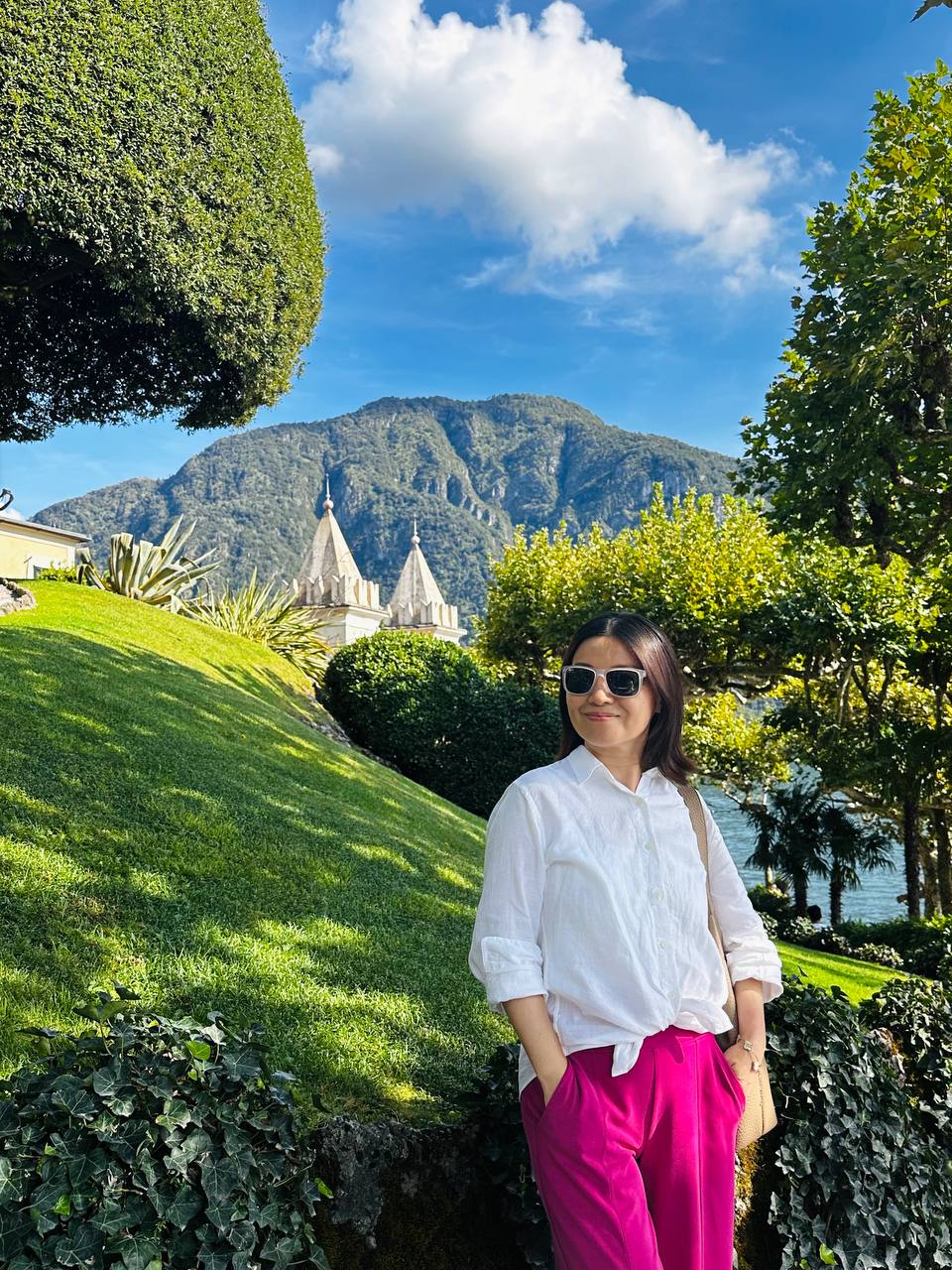 Jing 在 Villa del Balbianello 的草坪上。