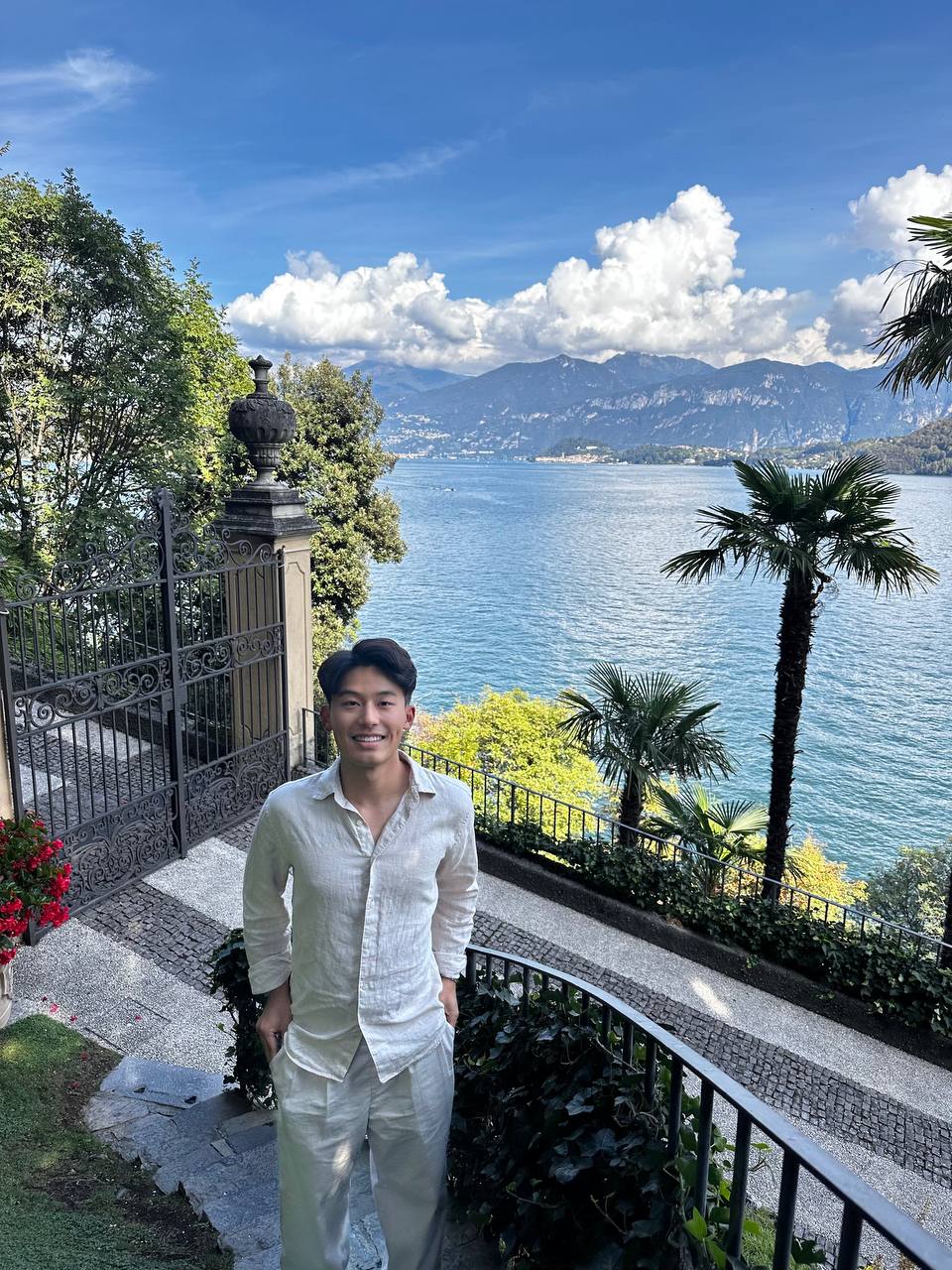 Steven 在临湖的铸铁大门前。