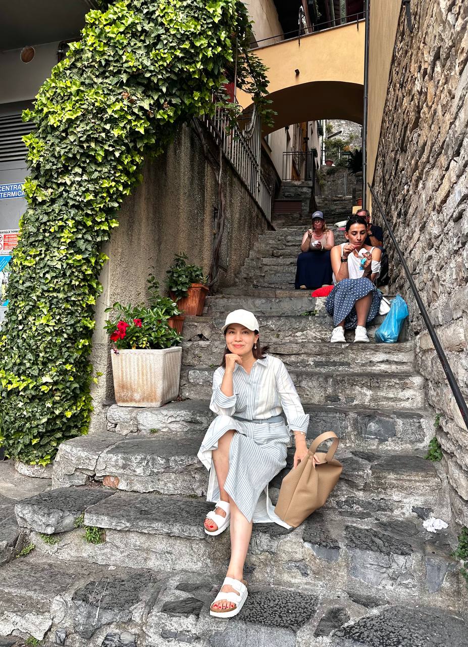傍晚时分的 Lake Como 湖岸。