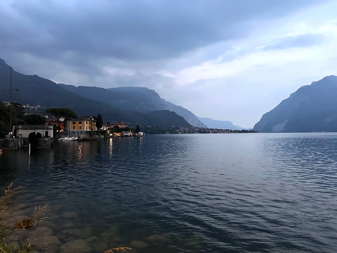 Lake Como 湖畔山坡上的城镇。