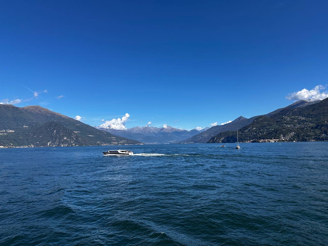 另一处树影中的湖面与远山。