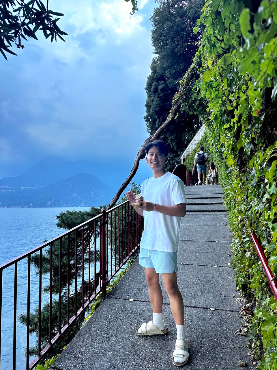 Steven 在 Lake Como 湖岸。
