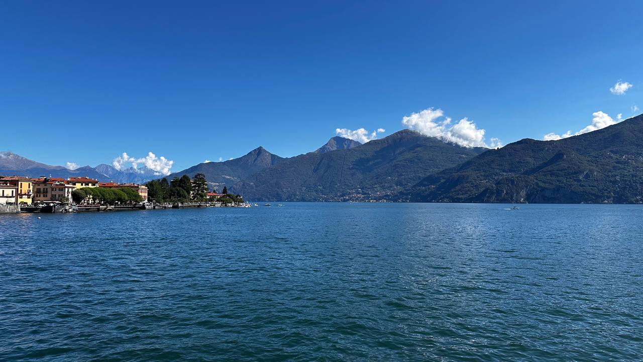 Mandello del Lario 湖滨一带的房屋与湖岸。
