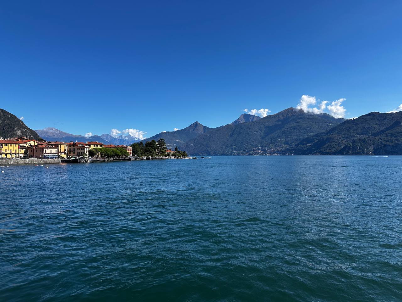 从湖上看 Mandello del Lario 的湖滨全景。