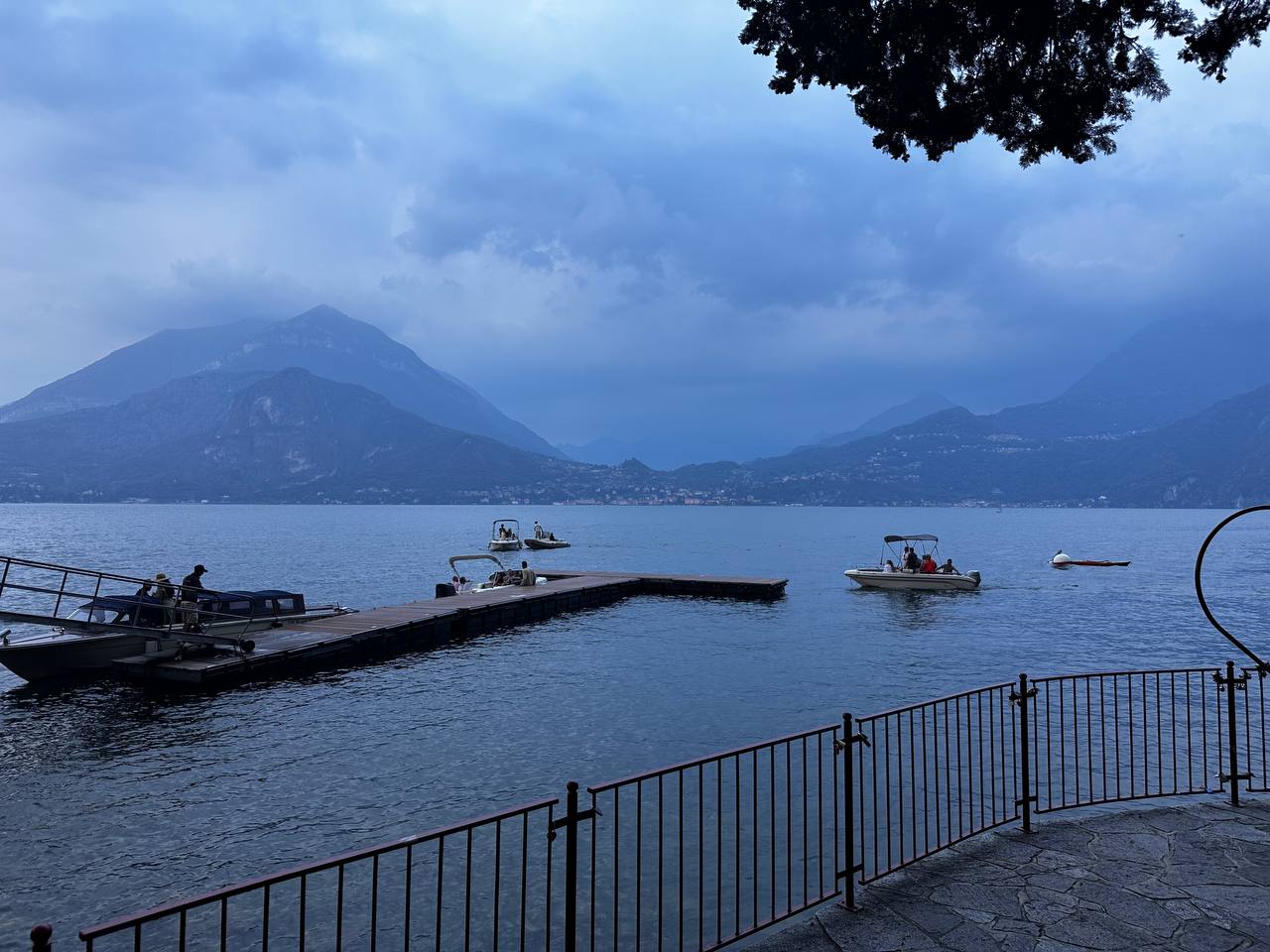 母子在 Lake Como 湖畔的合影。