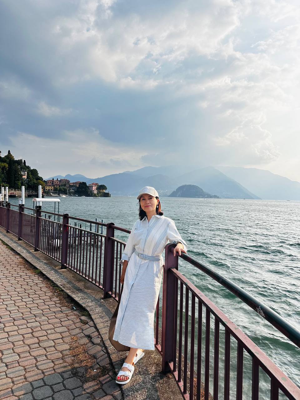 夜色里的 Lake Como 湖面倒影。