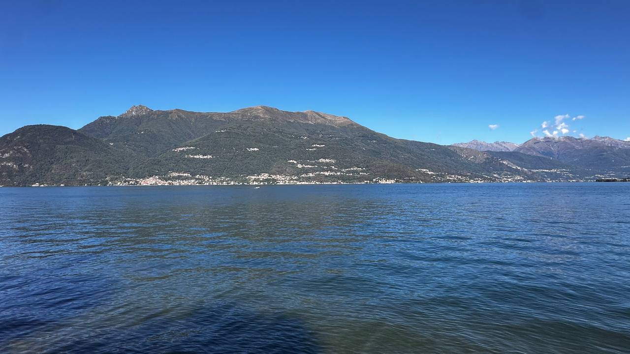 对岸山坡上的小镇与湖面。