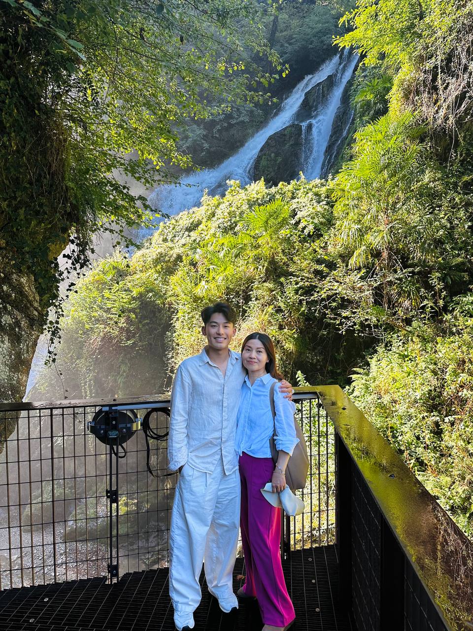 湖畔山间的瀑布观景台前，母子合影。