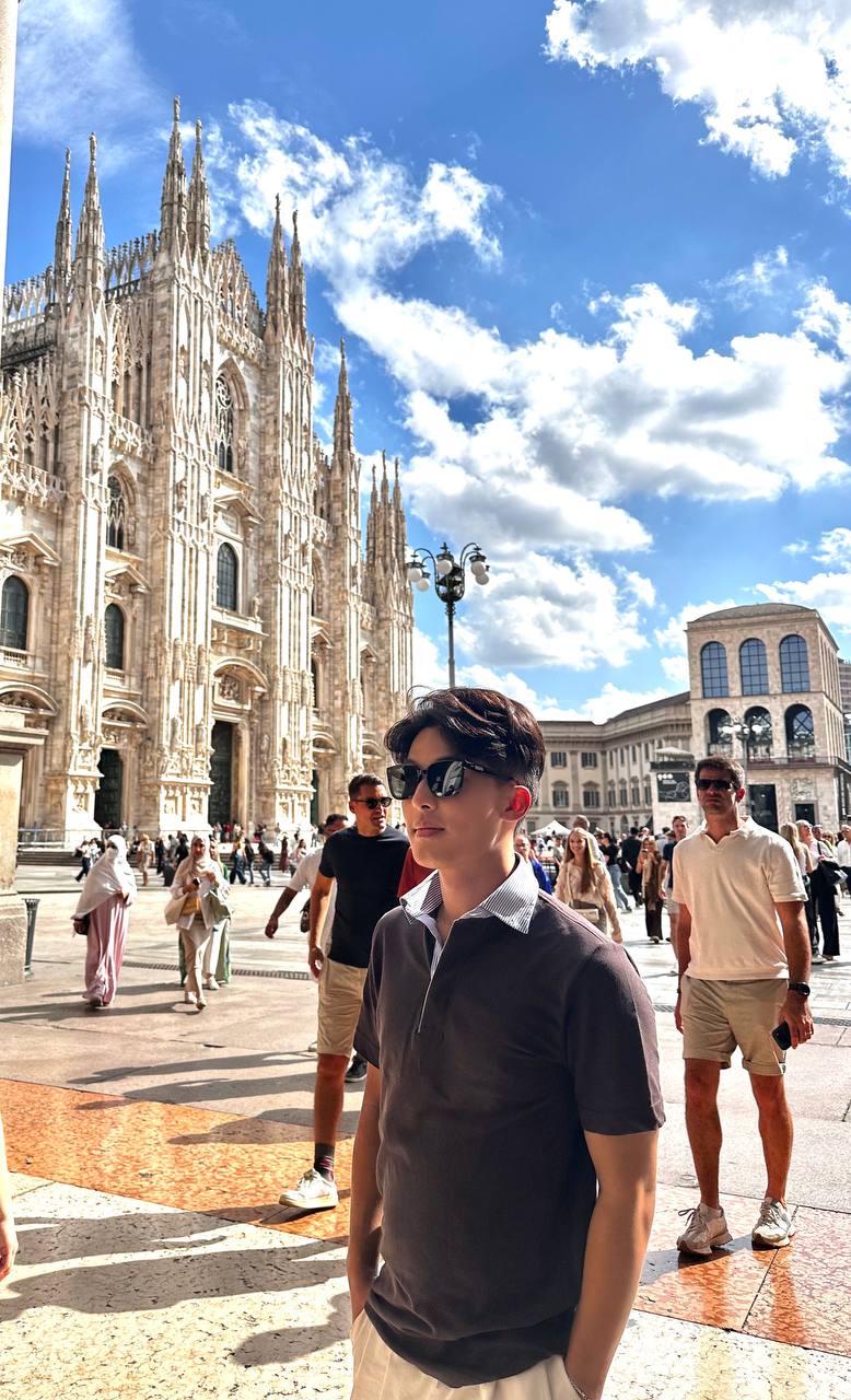 Steven 与 Duomo 立面：尖塔、雕像与蓝天白云。