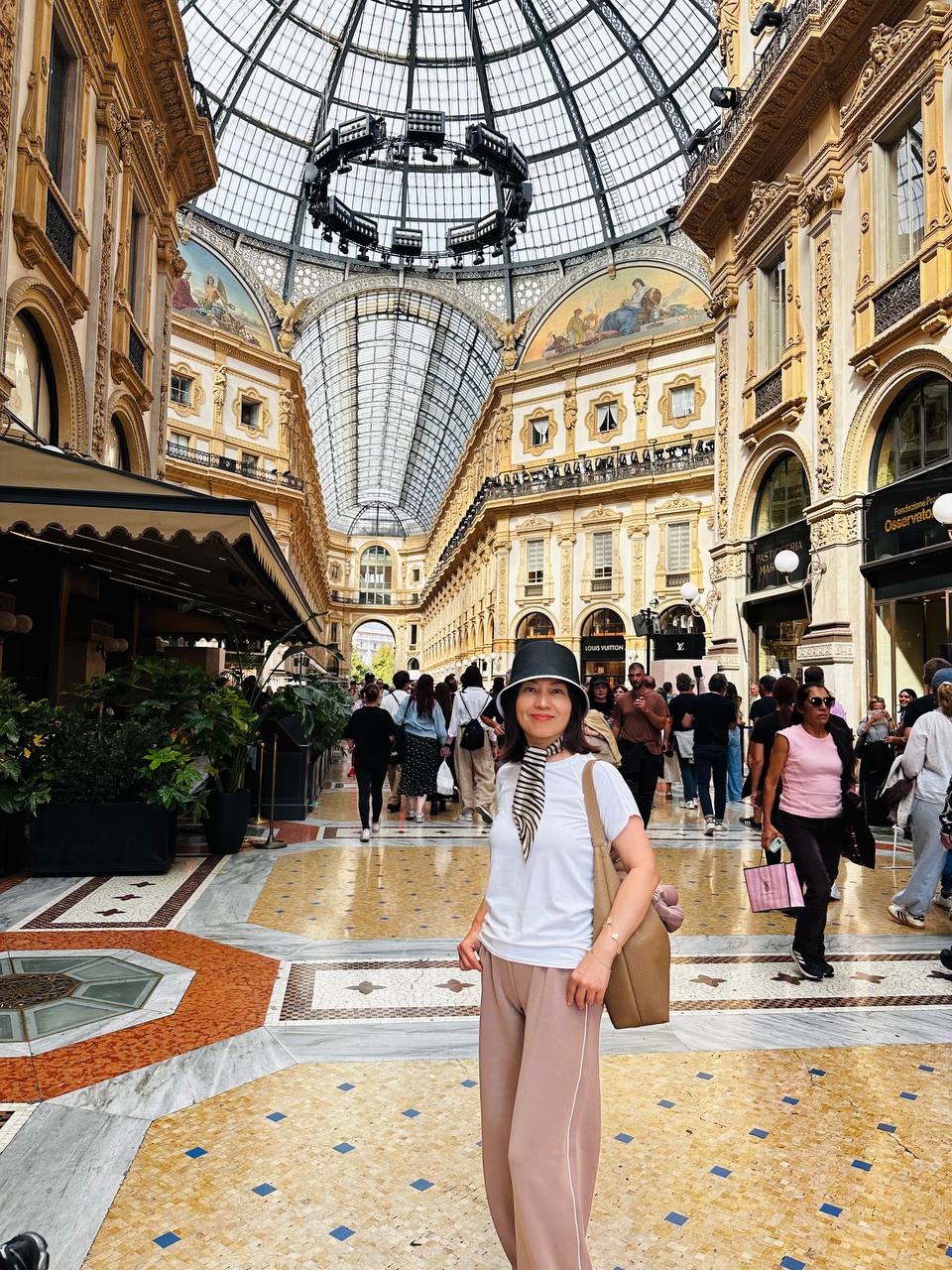 Galleria 的玻璃穹顶下与两侧的百年店铺。