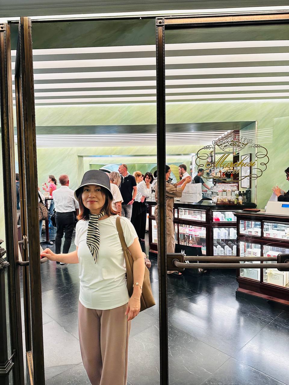 Jing 在 Galleria 里的 Prada 门前留影。