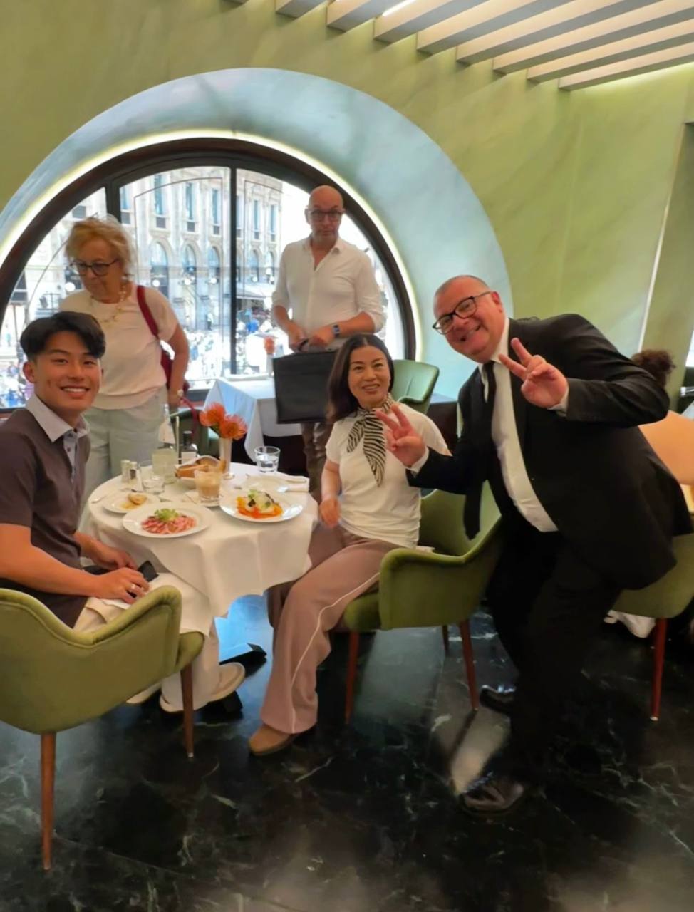 在 Galleria 里的 Prada 吃最后一顿意大利午餐：米兰式前菜、酒和服务生。