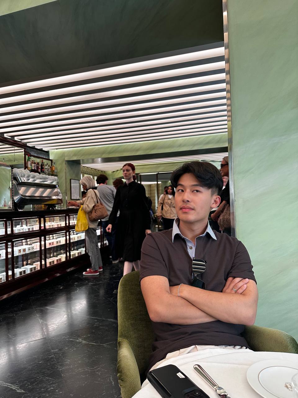 Steven 在 Galleria 里的 Prada 餐厅区域。