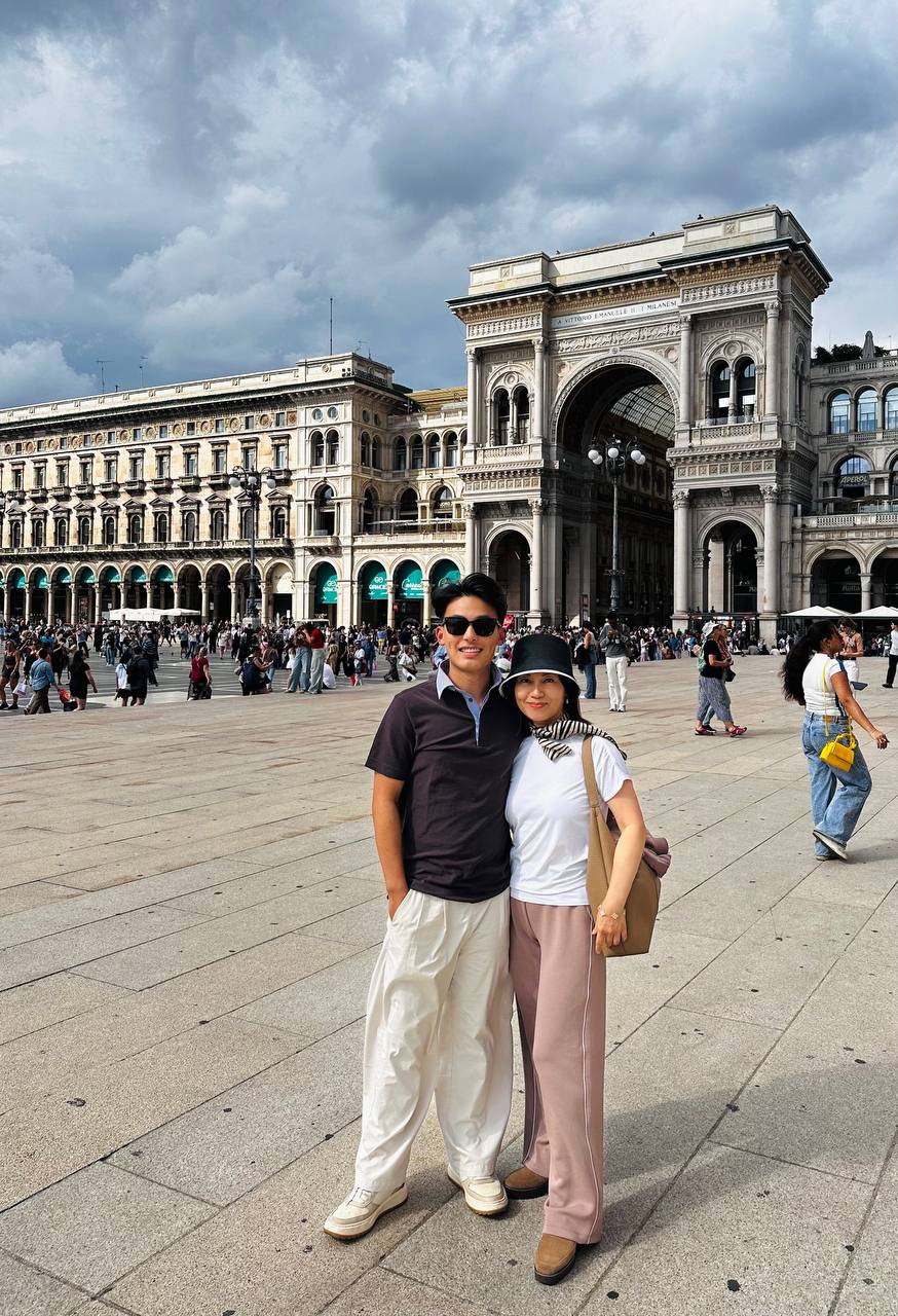 Piazza del Duomo 上的母子合影，背后是 Arengario 拱门。