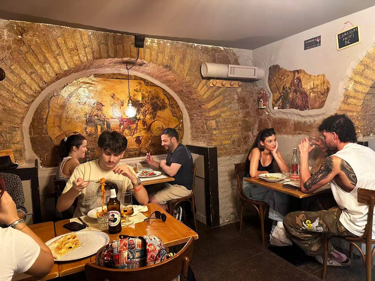 Trattoria Vecchia Roma 的拱顶餐室。