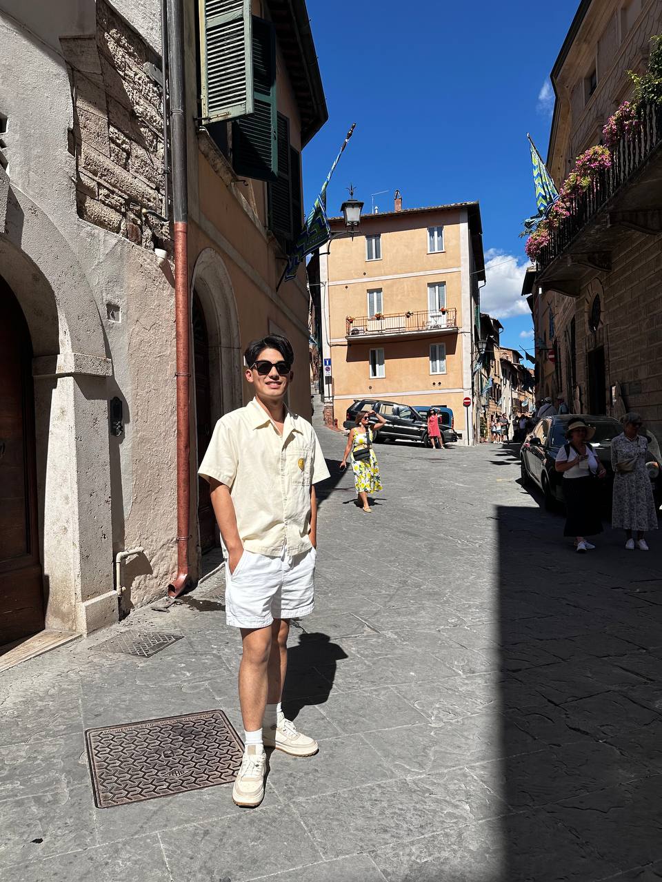 Steven 与古老山城建筑和街巷。