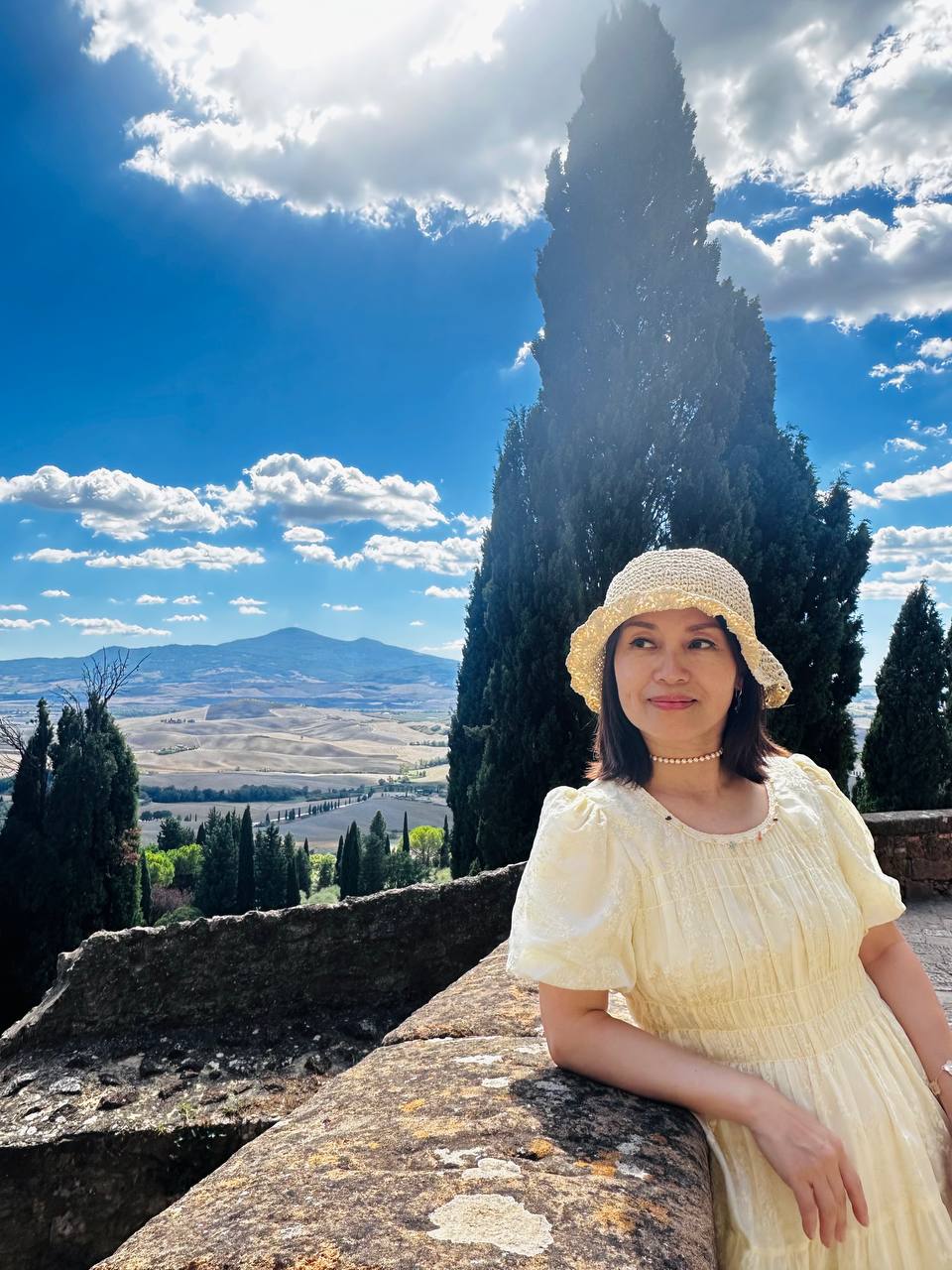 Jing 与 Val d’Orcia 开阔的丘陵风景。